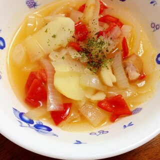赤ピーマンジャガイモ玉葱ウィンナーのコンソメスープ